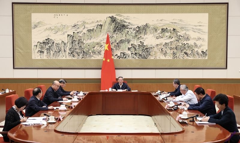 国务院以“强化标准引领保障作用，以标准升级促进经济高质量发展”为主题，进行第十六次专题学习。国务院总理李强主持学习。